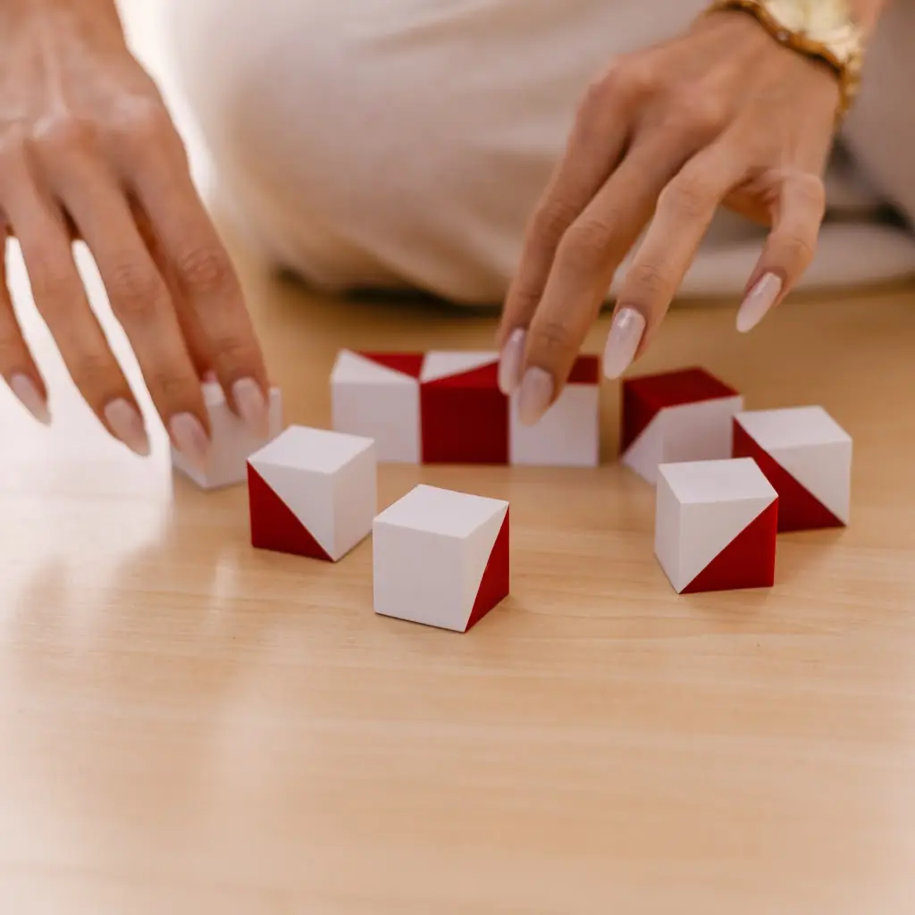Materiais de avaliação neuropsicológica sobre a mesa
