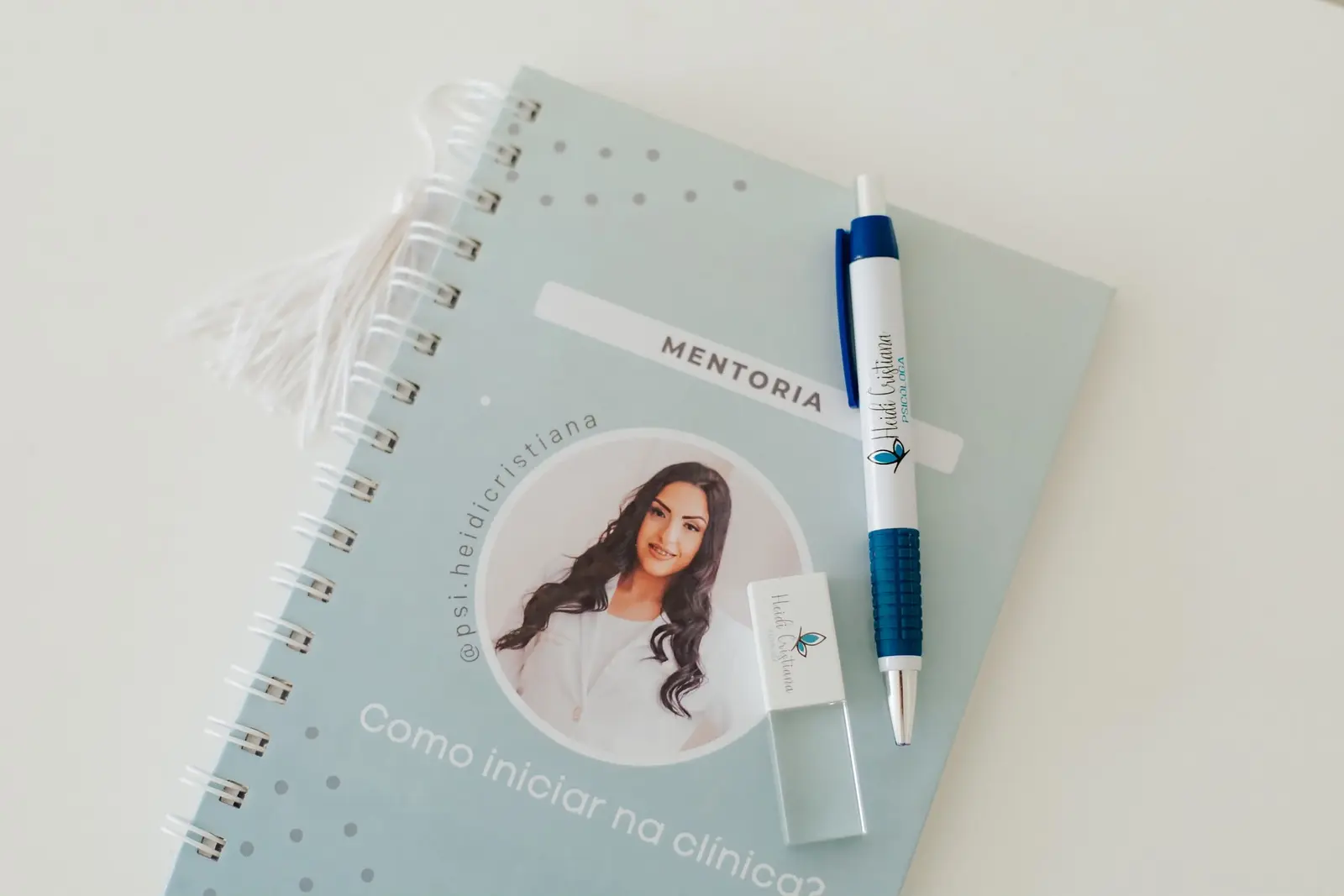 Material da mentoria Como Iniciar na Clínica, com caderno e caneta personalizados